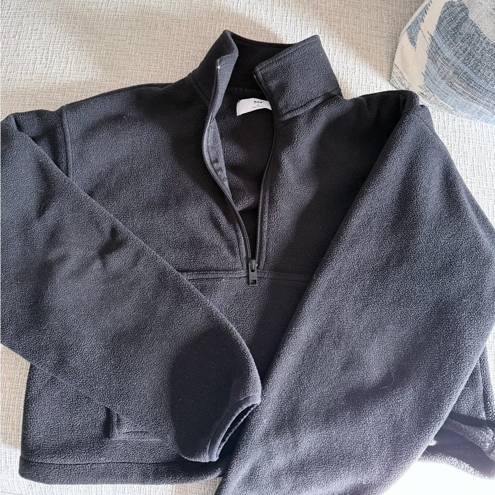 Aritzia half zip up fleece